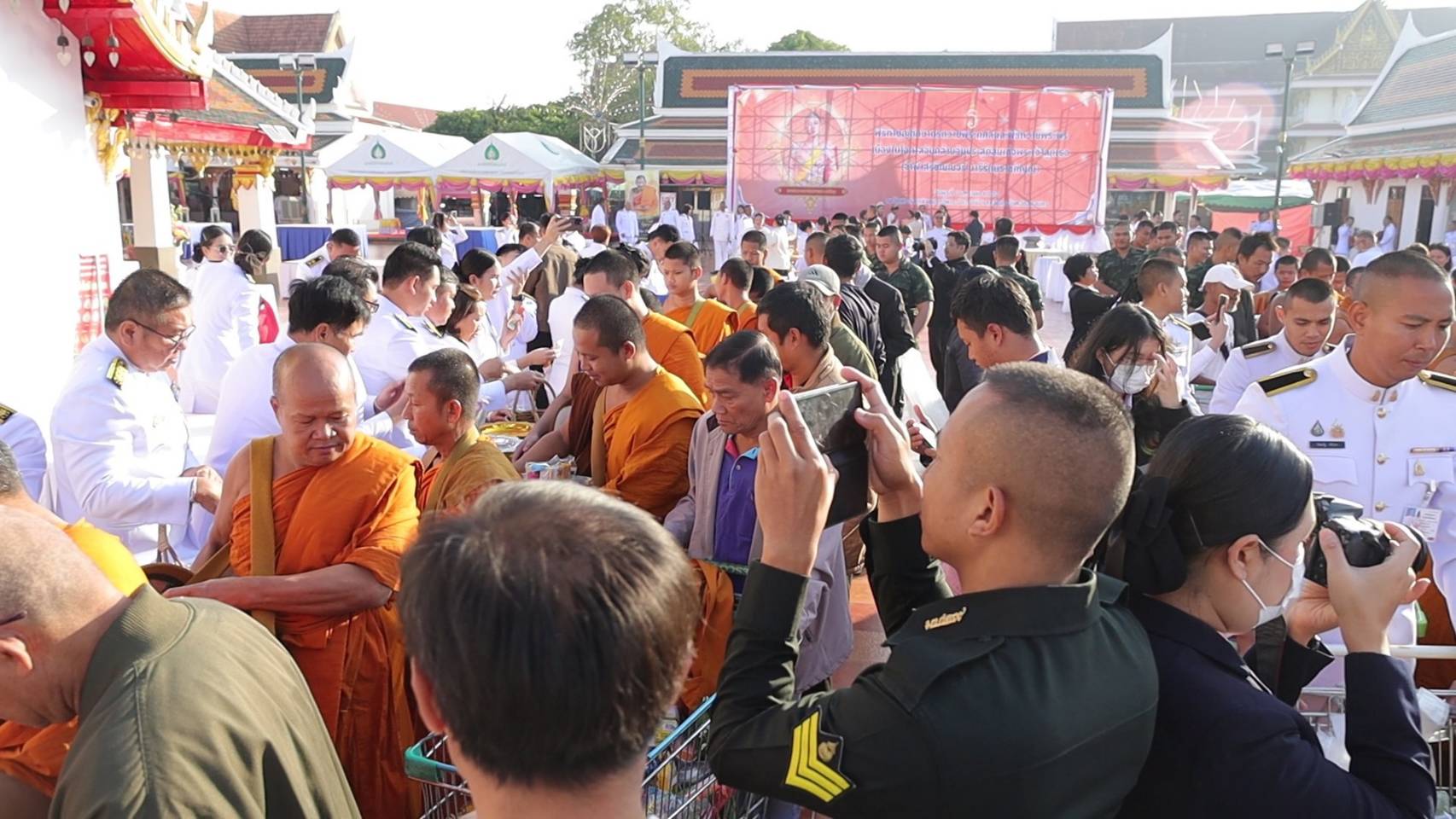 📢📢จังหวัดสกลนคร:จัดพิธีทำบุญตักบาตรและลงนามถวายพระพรเพื่อถวายพระกุศล เนื่องในโอกาสคล้ายวันประสูติ สมเด็จพระเจ้าลูกเธอ เจ้าฟ้าสิริวัณณวรี นารีรัตนราชกัญญา