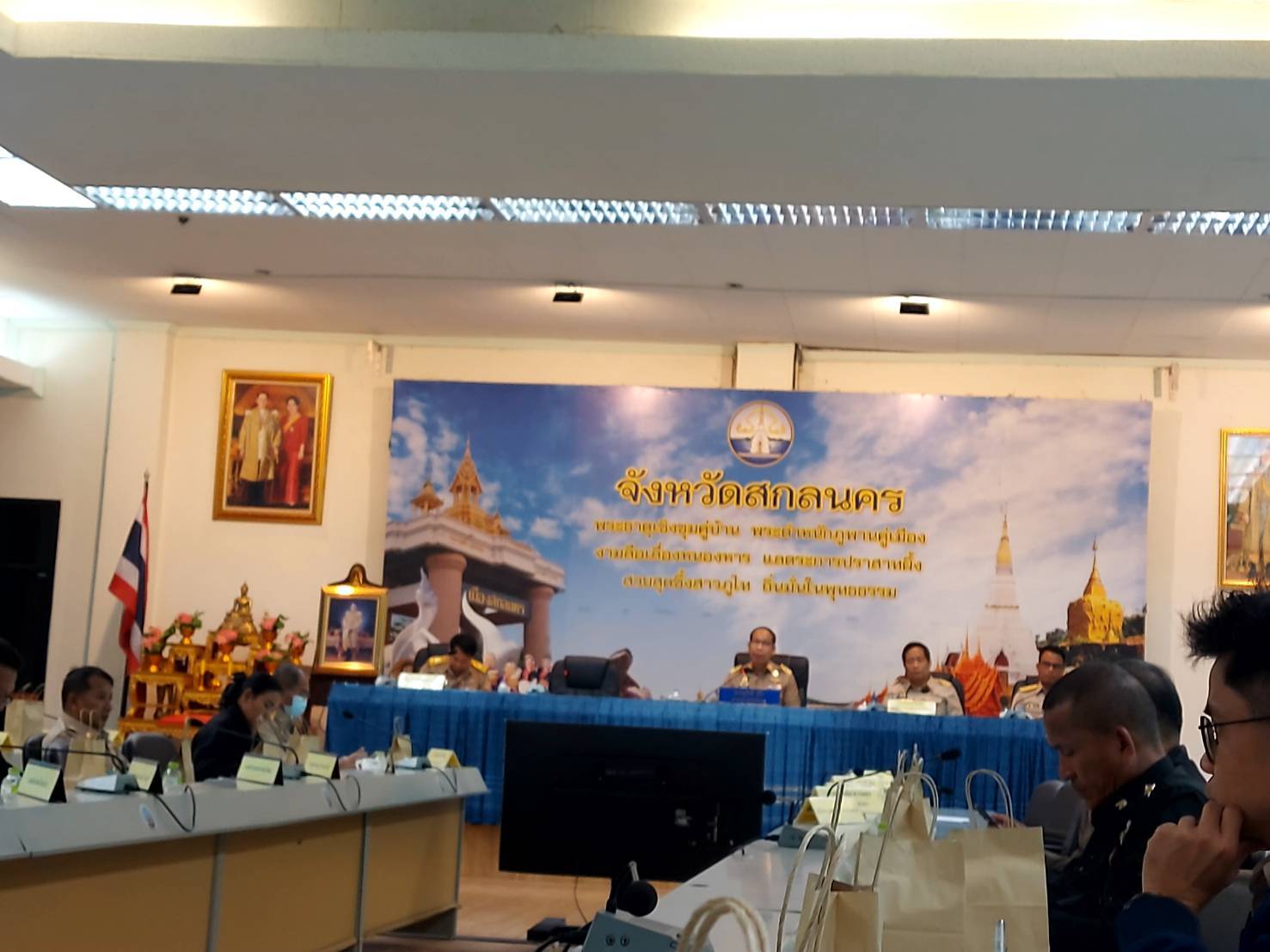 📢จังหวัดสกลนคร : ประชุมคณะกรรมการอำนวยการรักษาความมั่นคงภายในจังหวัดสกลนคร (วาระพิเศษ)เพื่อยกระดับความเข้มงวดในการบังคับใช้กฎหมายที่เกี่ยวข้องกับความมั่นคงในทุกมิติเพื่อให้ประชาชนจังหวัดสกลนครมีความผาสุขปราศจากภัยคุกคามทุกมิติ และรวมทั้งการรักษาทรัพยากรที่มีคุณค่ายิ่งของประเทศ