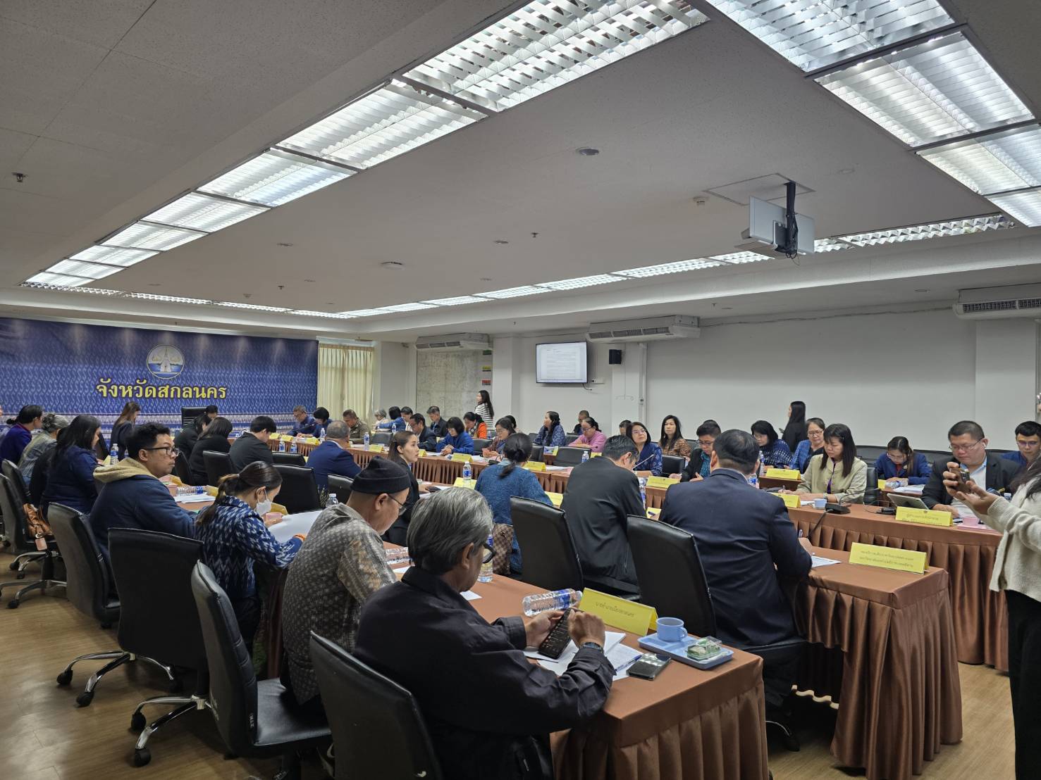 📢จังหวัดสกลนคร : จัดประชุมคณะกรรมการบริหารศูนย์อำนวยการขจัดความยากจนและพัฒนาคนทุกช่วงวัยอย่างยั่งยืนตามหลักปรัชญาของเศรษฐกิจพอเพียงจังหวัดสกลนคร (คณะกรรมการ ศจพ.จ.) เพื่อส่งเสริมการบูรณาการกลไกการขับเคลื่อนการขจัดความยากจนระดับจังหวัด ตามโครงการส่งเสริมการบูรณาการกลไกการขับเคลื่อนการขจัดความยากจน ปี 2568