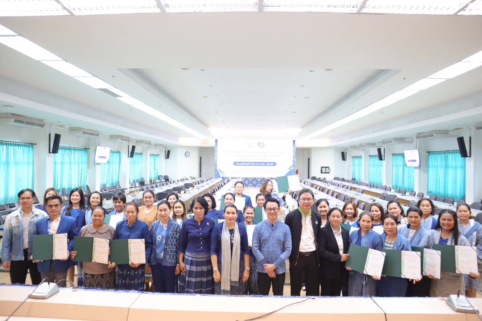 📣จังหวัดสกลนครมอบหนังสือรับรองระบบควบคุมตรวจสอบสินค้าสิ่งบ่งชี้ทางภูมิศาสตร์ตามมาตรฐานสากล (External Control) “ผ้าครามธรรมชาติสกลนคร”