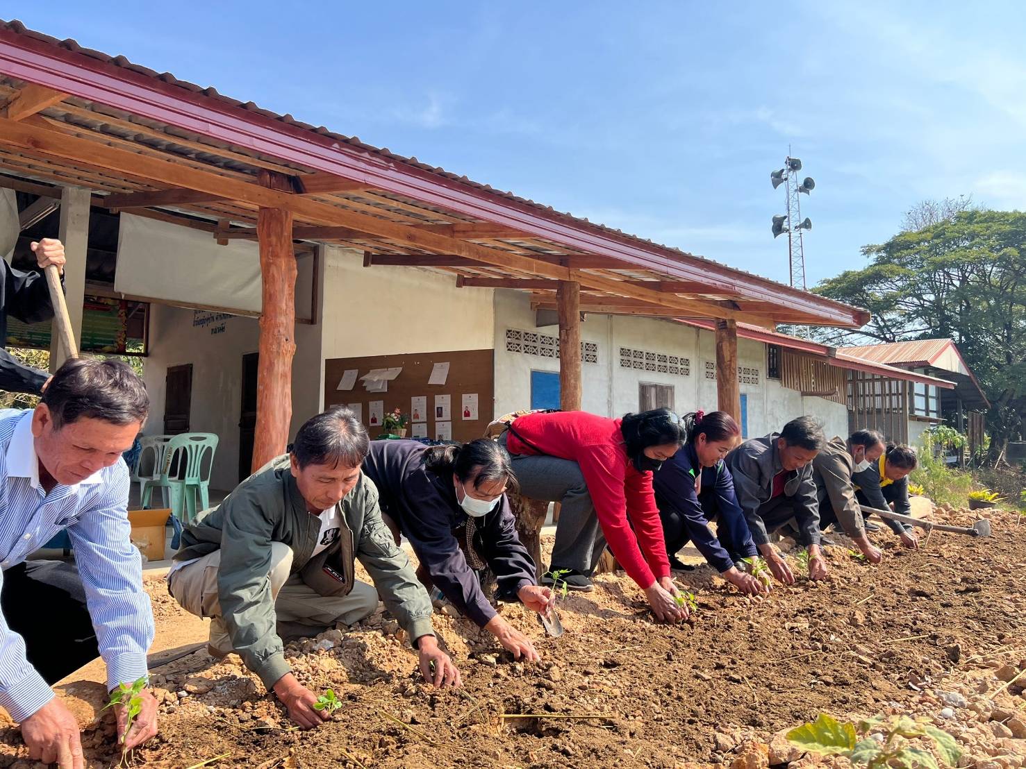 📢พช.สกลนคร : ร่วมกิจกรรมสารสนเทศตำบลต้นแบบเพื่อพัฒนาคุณภาพชีวิต ภายใต้โครงการ/กิจกรรมบ้านนี้มีรัก ปลูกผักกินเอง แก้ไขความยากจน ยกระดับคุณภาพชีวิตคนในชุมชน