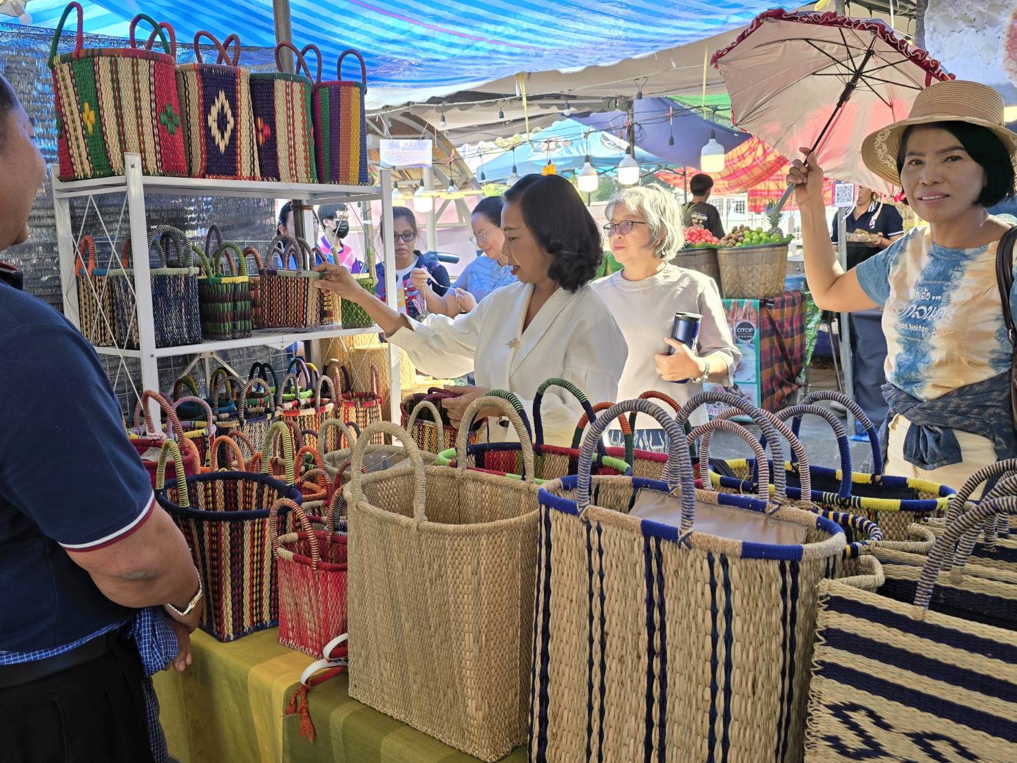 📢นายกเหล่ากาชาดจังหวัดสกลนครเยี่ยมชมสินค้า OTOP จังหวัดสกลนคร ในงานรวมน้ำใจไทสกล จังหวัดสกลนคร ประจำปี 2568
