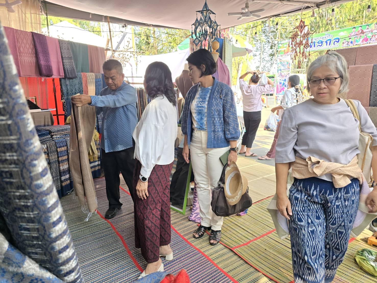 📢นายกเหล่ากาชาดจังหวัดสกลนครเยี่ยมชมสินค้า OTOP จังหวัดสกลนคร ในงานรวมน้ำใจไทสกล จังหวัดสกลนคร ประจำปี 2568