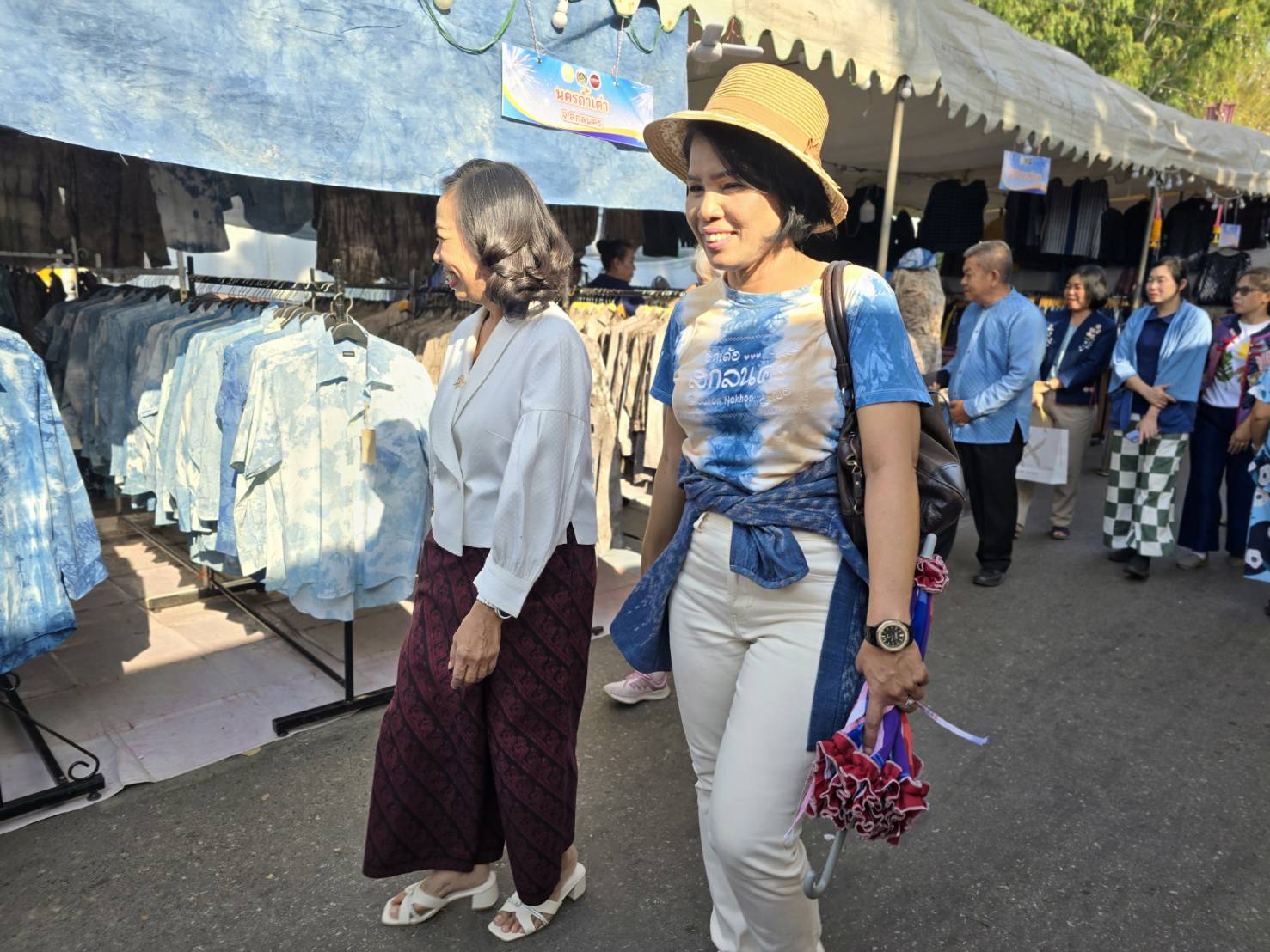📢นายกเหล่ากาชาดจังหวัดสกลนครเยี่ยมชมสินค้า OTOP จังหวัดสกลนคร ในงานรวมน้ำใจไทสกล จังหวัดสกลนคร ประจำปี 2568