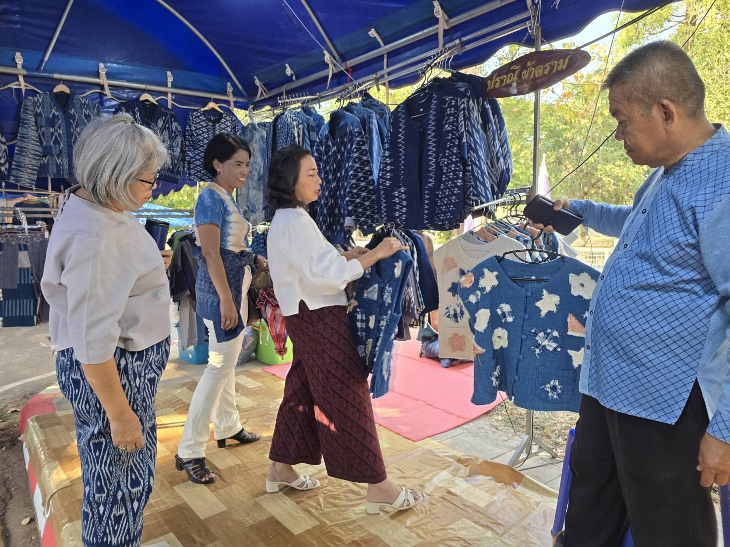 📢นายกเหล่ากาชาดจังหวัดสกลนครเยี่ยมชมสินค้า OTOP จังหวัดสกลนคร ในงานรวมน้ำใจไทสกล จังหวัดสกลนคร ประจำปี 2568