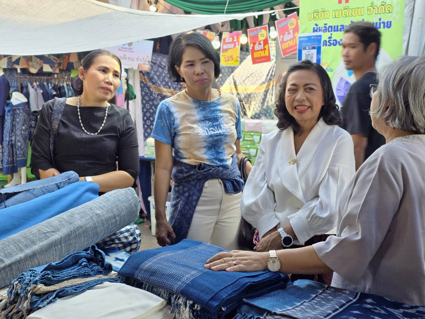 📢นายกเหล่ากาชาดจังหวัดสกลนครเยี่ยมชมสินค้า OTOP จังหวัดสกลนคร ในงานรวมน้ำใจไทสกล จังหวัดสกลนคร ประจำปี 2568