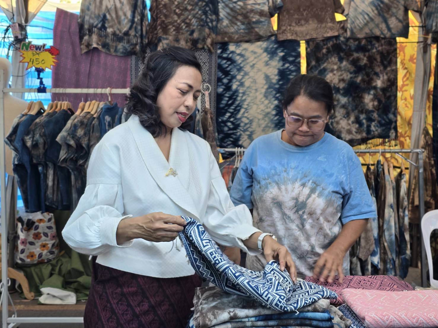 📢นายกเหล่ากาชาดจังหวัดสกลนครเยี่ยมชมสินค้า OTOP จังหวัดสกลนคร ในงานรวมน้ำใจไทสกล จังหวัดสกลนคร ประจำปี 2568