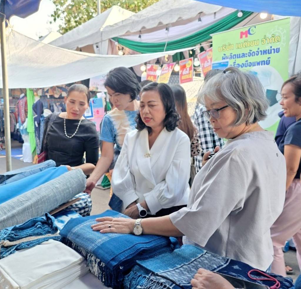 📢นายกเหล่ากาชาดจังหวัดสกลนครเยี่ยมชมสินค้า OTOP จังหวัดสกลนคร ในงานรวมน้ำใจไทสกล จังหวัดสกลนคร ประจำปี 2568