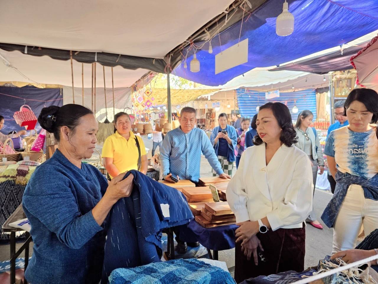 📢นายกเหล่ากาชาดจังหวัดสกลนครเยี่ยมชมสินค้า OTOP จังหวัดสกลนคร ในงานรวมน้ำใจไทสกล จังหวัดสกลนคร ประจำปี 2568