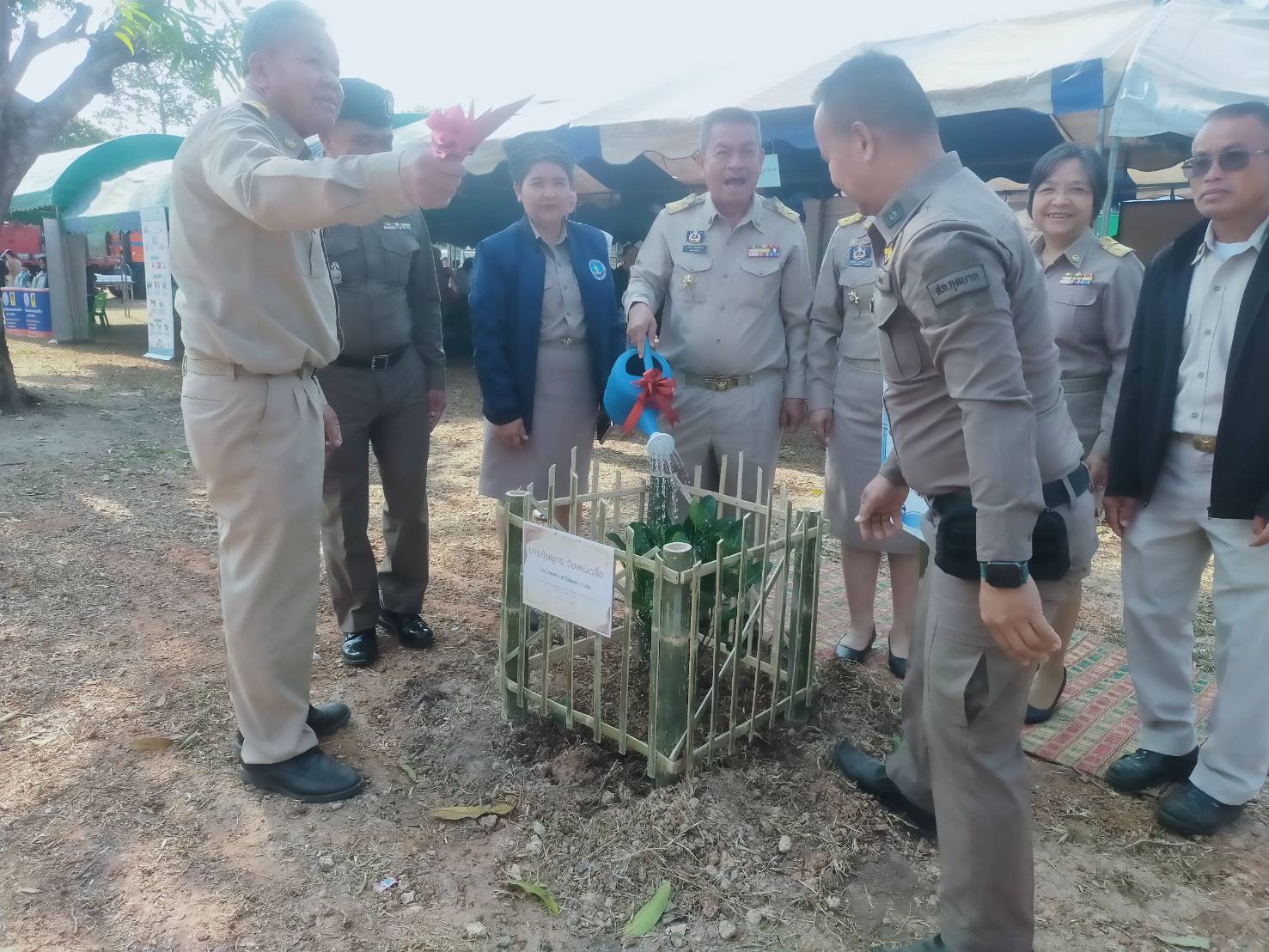 📢จังหวัดเคลื่อนที่ “บำบัดทุกข์ บำรุงสุข สร้างรอยยิ้มให้ประชาชน” ณ อำเภอกุดบาก สร้างการรับรู้ ป้องกันฝุ่น PM 2.5 และยาเสพติด