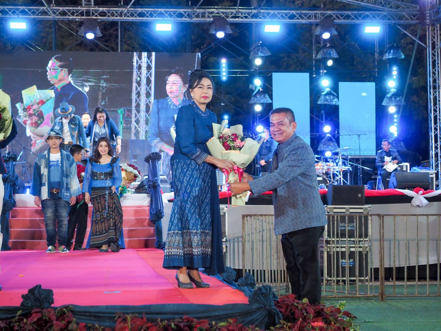 จังหวัดสกลนคร จัดเดินแบบแฟชั่น ” ผ้าไทยใส่ให้สนุก” ในงานรวมน้ำใจไทสกล จังหวัดสกลนคร ประจำปี 2568 ส่งเสริมผลิตภัณฑ์ชุมชน กลุ่มอาชีพ ให้เป็นที่รู้จัก สร้างรายได้สู่ชุมชน