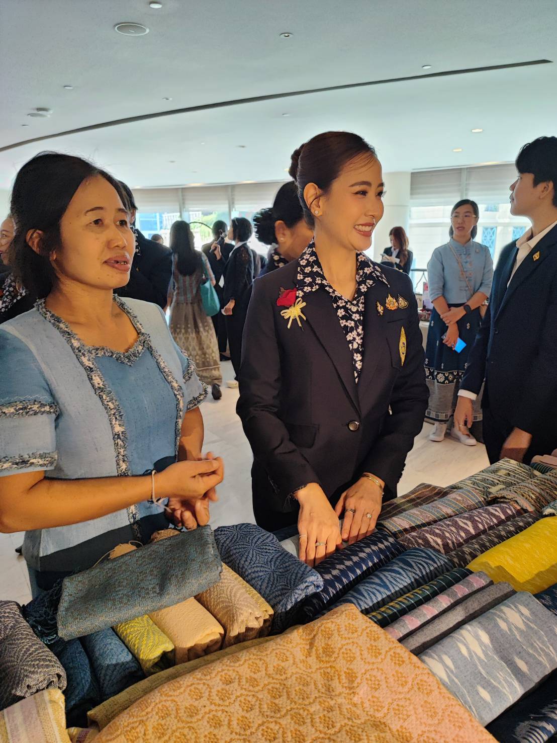 🏘พช.สกลนคร:จัดนิทรรศการ “ผ้าไทย ใส่ให้สนุก” ในการประชุมใหญ่สามัญสมาคมแม่บ้านมหาดไทย ประจำปี 2568