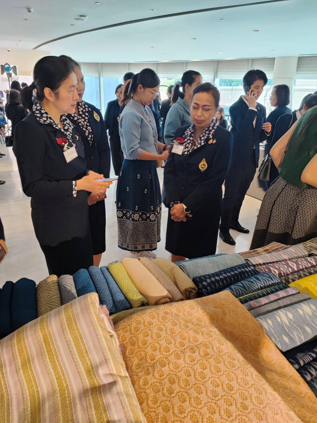 🏘พช.สกลนคร:จัดนิทรรศการ “ผ้าไทย ใส่ให้สนุก” ในการประชุมใหญ่สามัญสมาคมแม่บ้านมหาดไทย ประจำปี 2568
