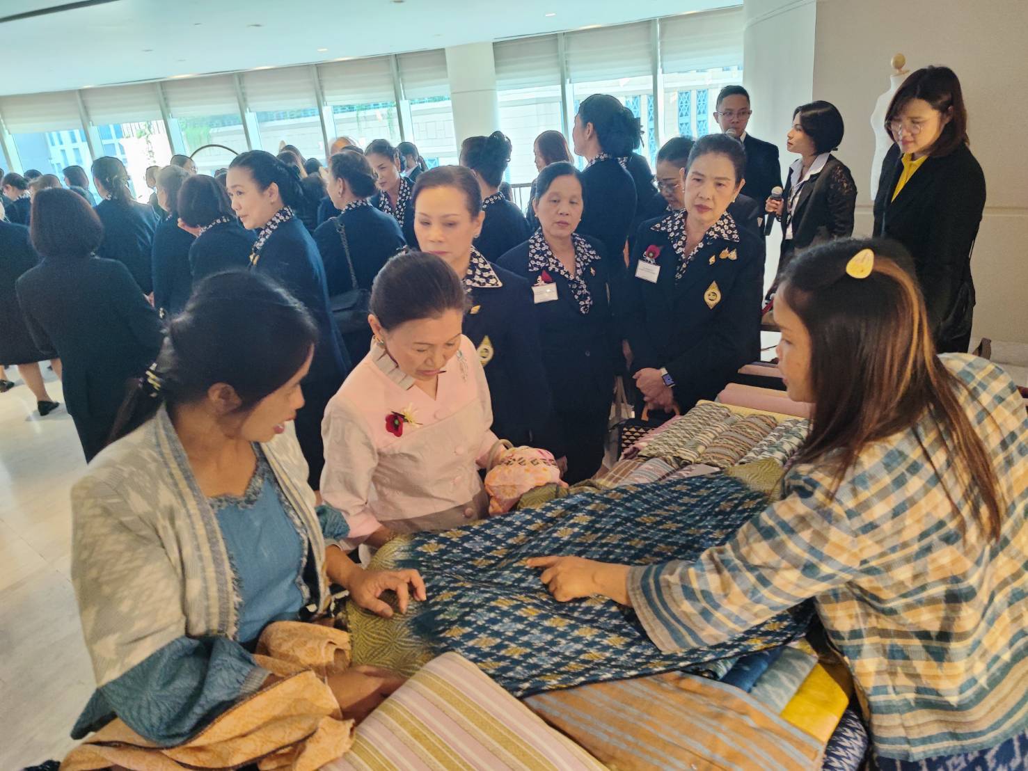 🏘พช.สกลนคร:จัดนิทรรศการ “ผ้าไทย ใส่ให้สนุก” ในการประชุมใหญ่สามัญสมาคมแม่บ้านมหาดไทย ประจำปี 2568