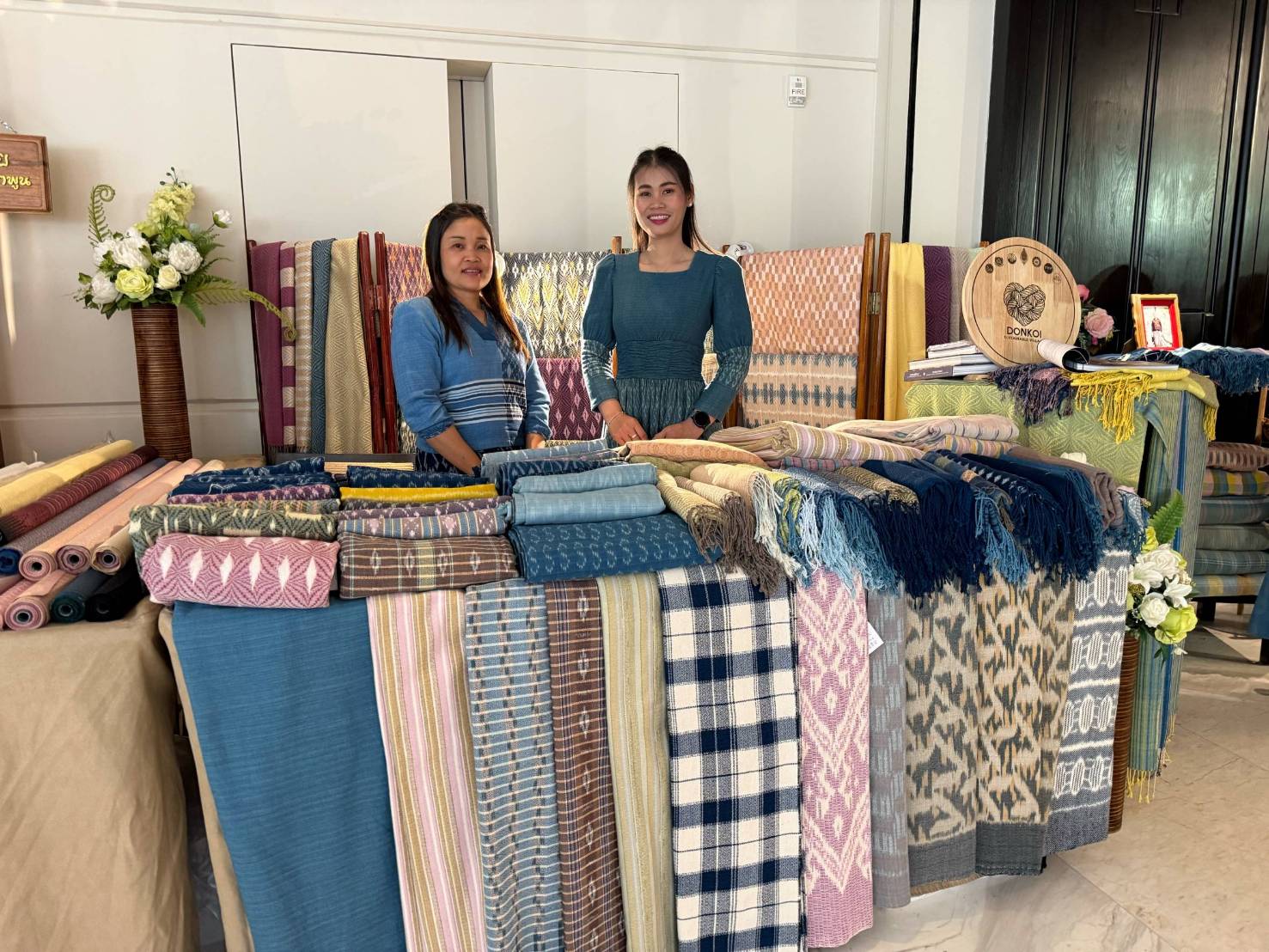 🏘พช.สกลนคร:จัดนิทรรศการ “ผ้าไทย ใส่ให้สนุก” ในการประชุมใหญ่สามัญสมาคมแม่บ้านมหาดไทย ประจำปี 2568