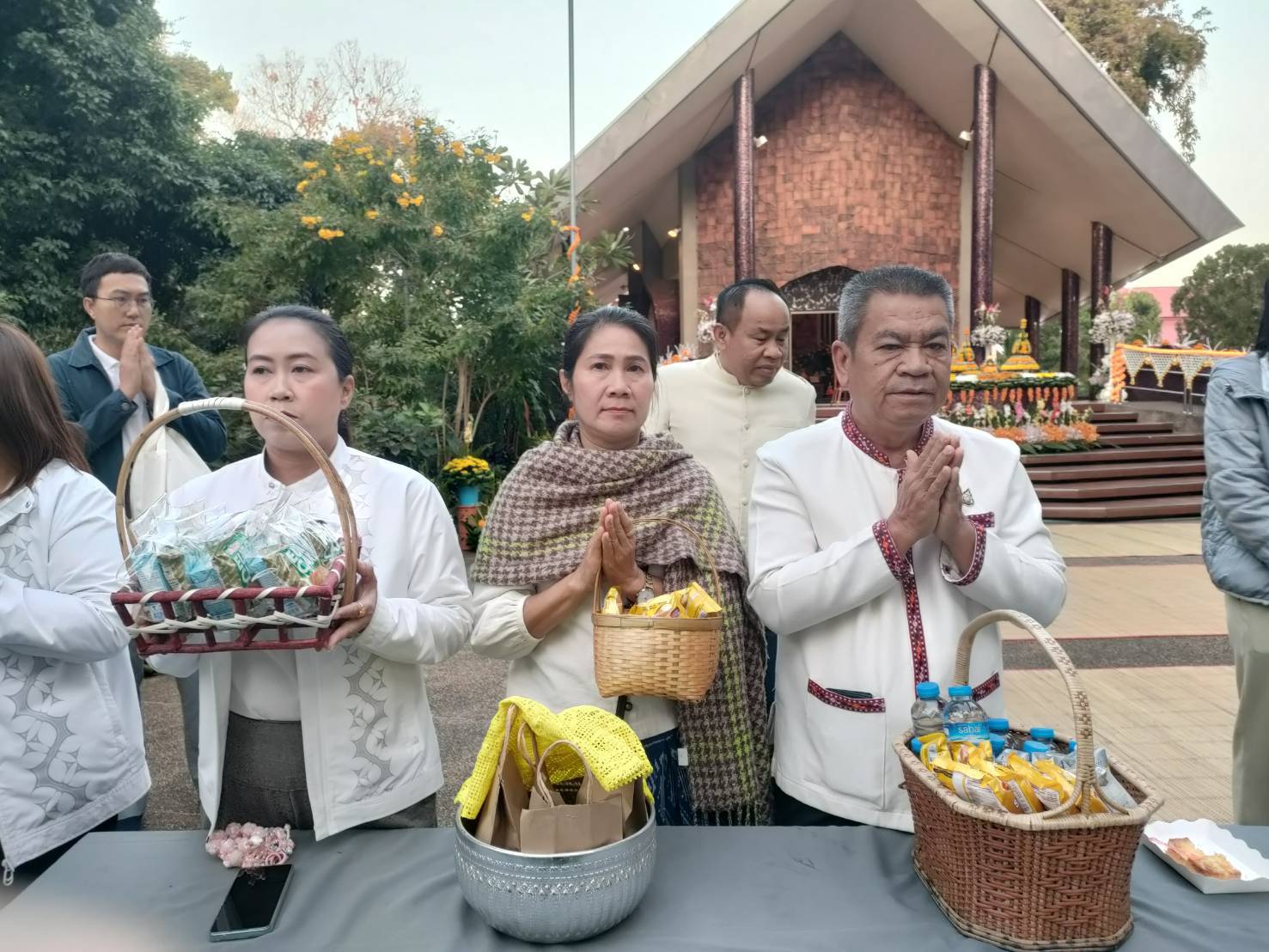พช.สกลนคร : เข้าวัดปฏิบัติธรรมทำบุญตักบาตรและน้อมรำลึกปฏิบัติบูชาสมาธิ