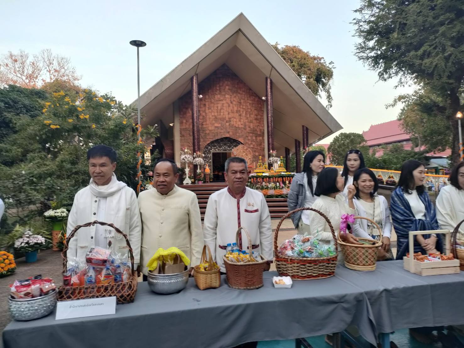 พช.สกลนคร : เข้าวัดปฏิบัติธรรมทำบุญตักบาตรและน้อมรำลึกปฏิบัติบูชาสมาธิ