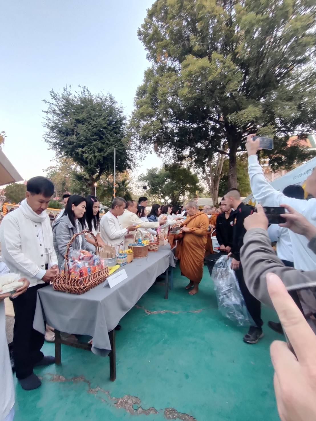 พช.สกลนคร : เข้าวัดปฏิบัติธรรมทำบุญตักบาตรและน้อมรำลึกปฏิบัติบูชาสมาธิ