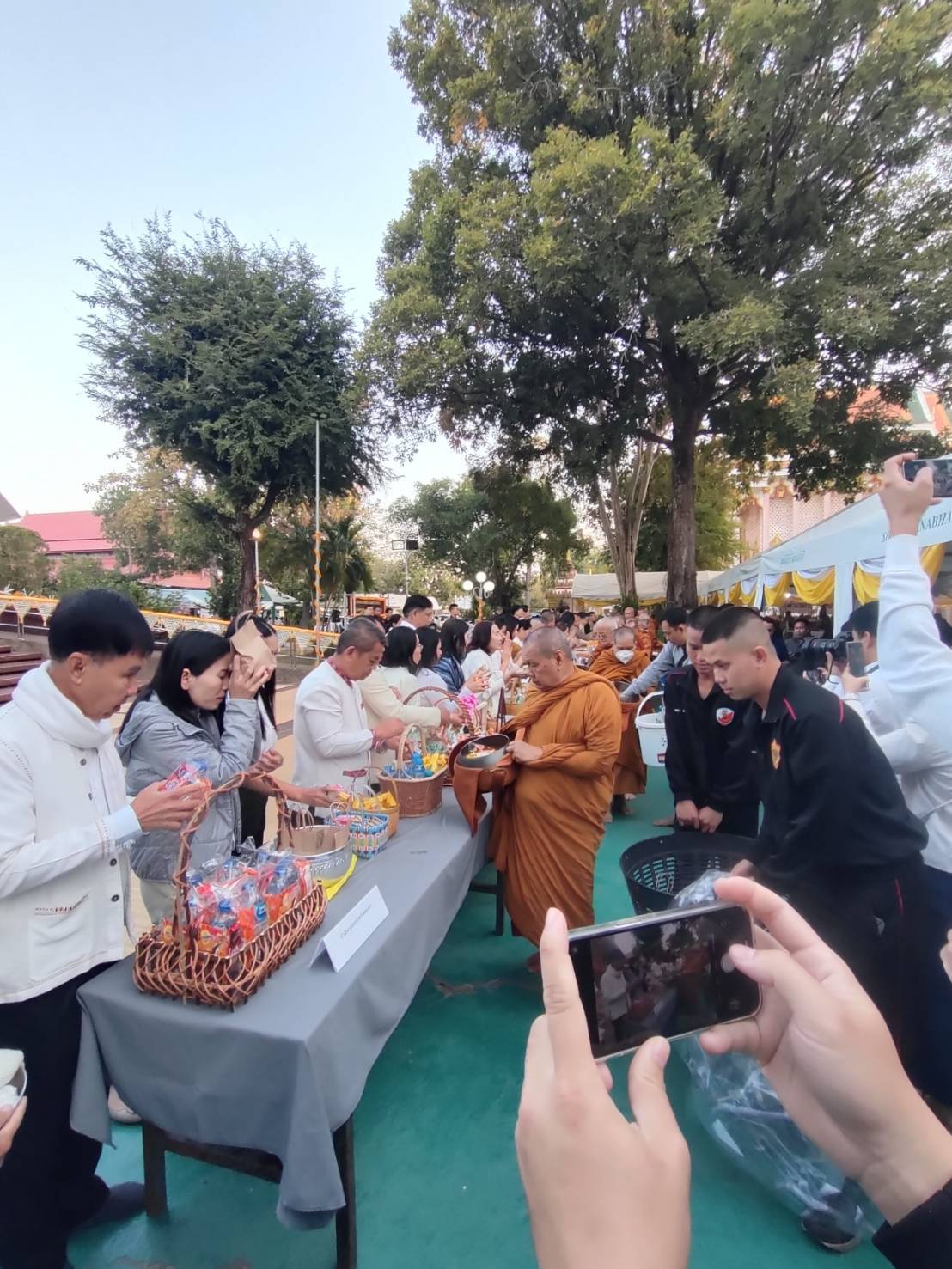 พช.สกลนคร : เข้าวัดปฏิบัติธรรมทำบุญตักบาตรและน้อมรำลึกปฏิบัติบูชาสมาธิ