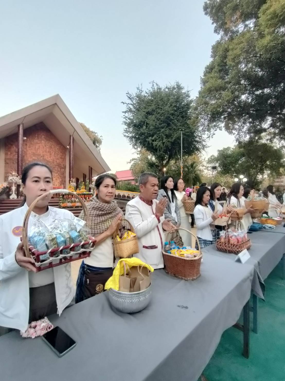 พช.สกลนคร : เข้าวัดปฏิบัติธรรมทำบุญตักบาตรและน้อมรำลึกปฏิบัติบูชาสมาธิ