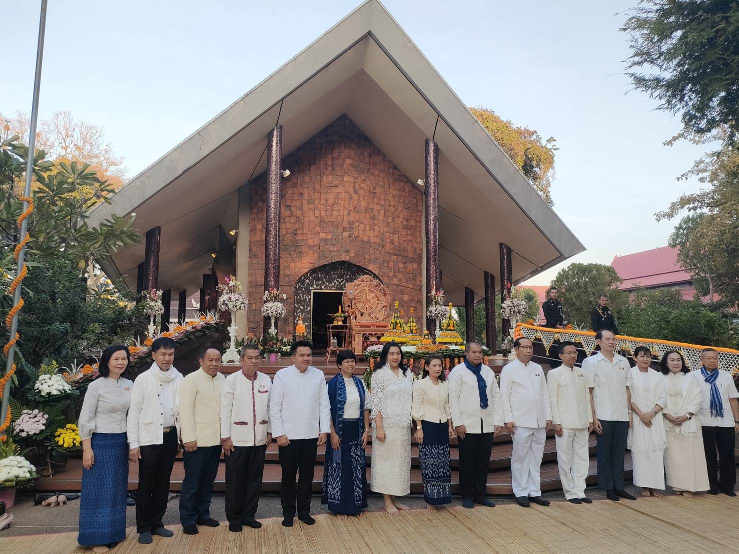 พช.สกลนคร : เข้าวัดปฏิบัติธรรมทำบุญตักบาตรและน้อมรำลึกปฏิบัติบูชาสมาธิ