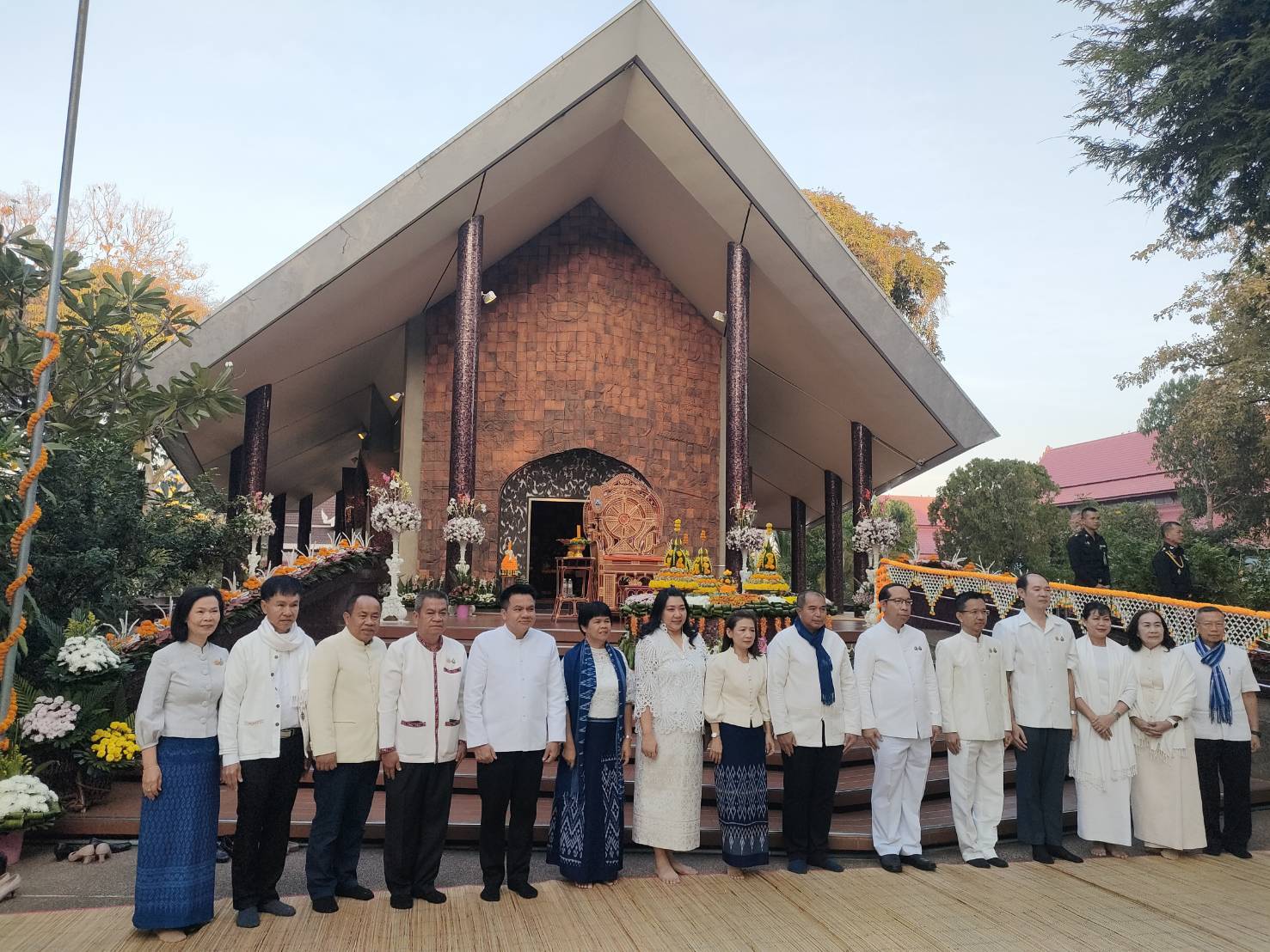 พช.สกลนคร : เข้าวัดปฏิบัติธรรมทำบุญตักบาตรและน้อมรำลึกปฏิบัติบูชาสมาธิ
