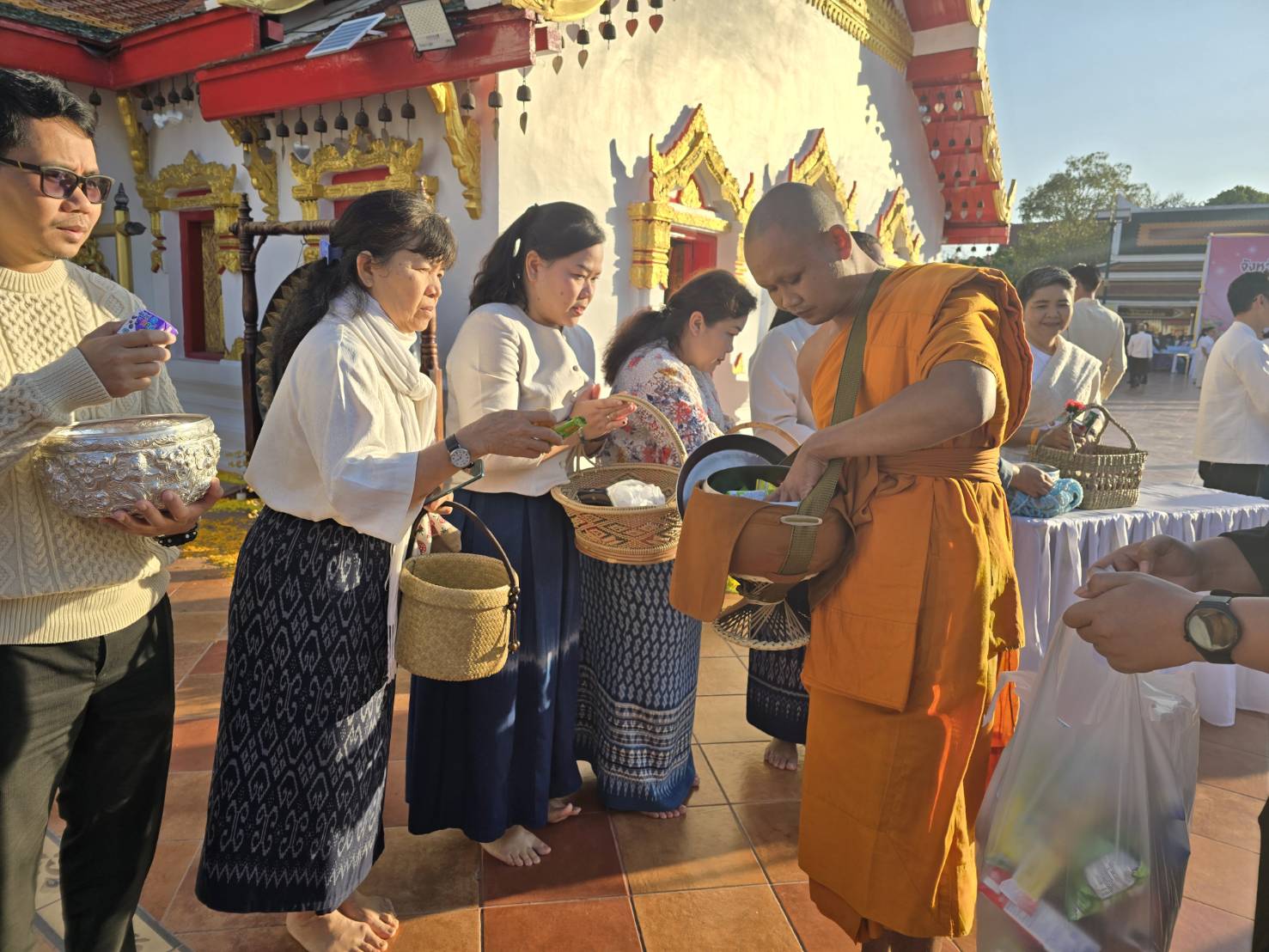 📢ผู้ว่าราชการจังหวัดสกลนคร นำพุทธศาสนิกชน ร่วมทำบุญตักบาตร เนื่องในวันมาฆบูชา