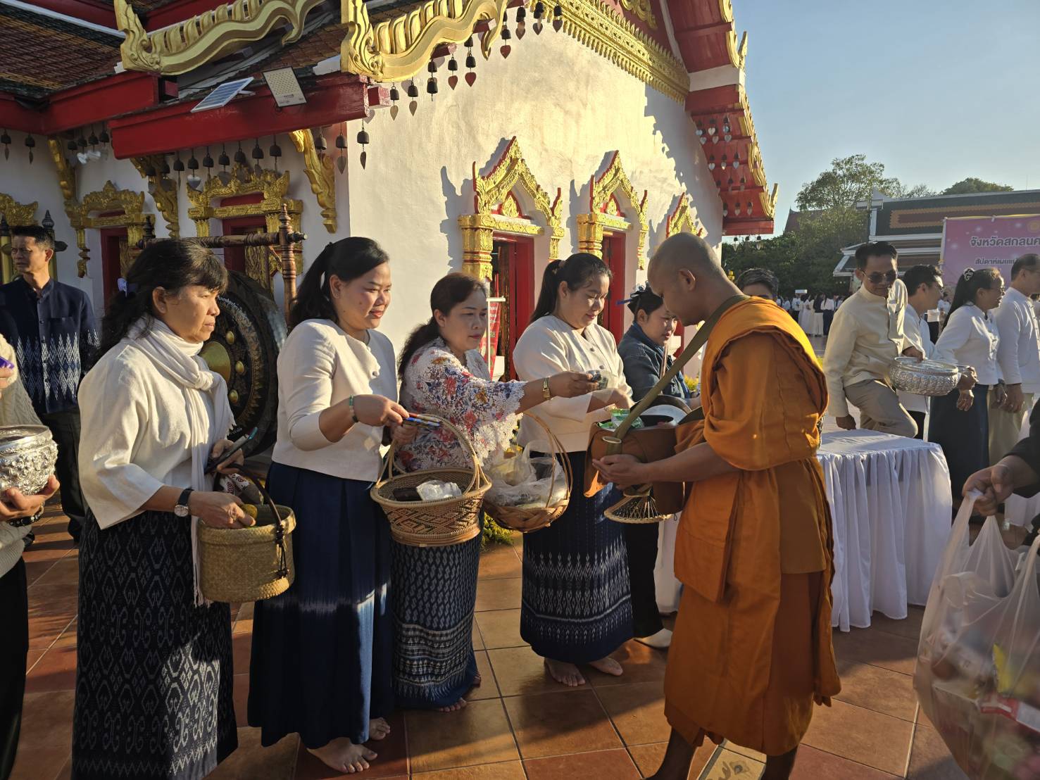 📢ผู้ว่าราชการจังหวัดสกลนคร นำพุทธศาสนิกชน ร่วมทำบุญตักบาตร เนื่องในวันมาฆบูชา