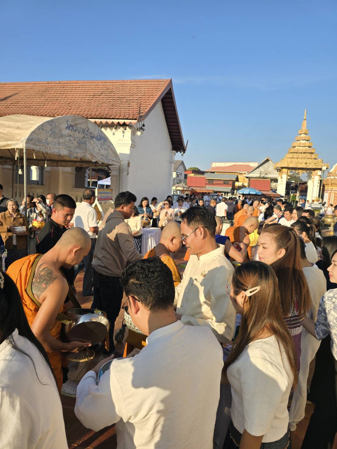 📢ผู้ว่าราชการจังหวัดสกลนคร นำพุทธศาสนิกชน ร่วมทำบุญตักบาตร เนื่องในวันมาฆบูชา