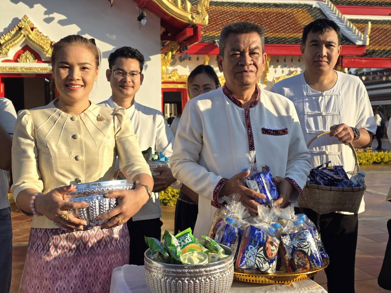 📢ผู้ว่าราชการจังหวัดสกลนคร นำพุทธศาสนิกชน ร่วมทำบุญตักบาตร เนื่องในวันมาฆบูชา