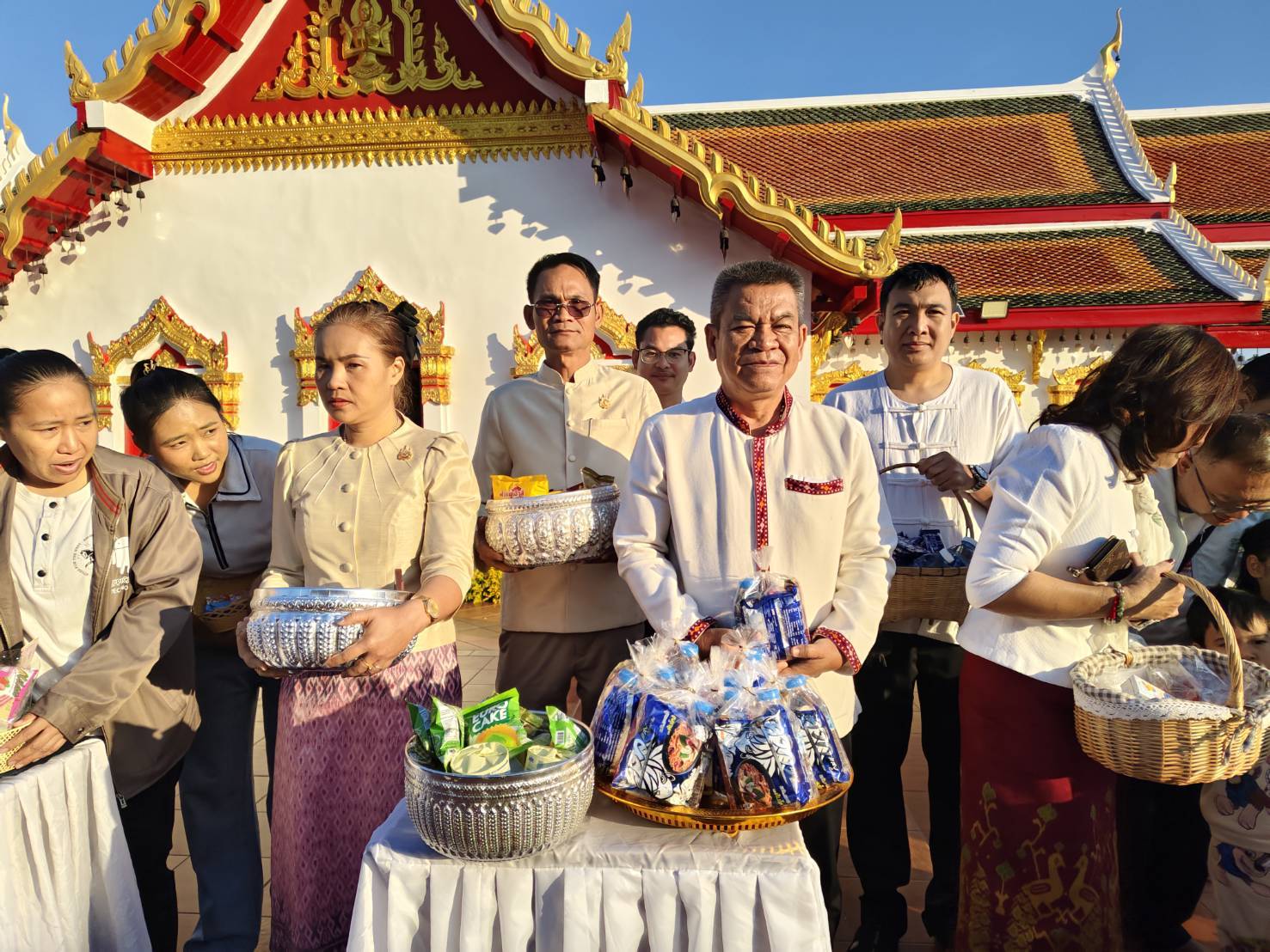 📢ผู้ว่าราชการจังหวัดสกลนคร นำพุทธศาสนิกชน ร่วมทำบุญตักบาตร เนื่องในวันมาฆบูชา