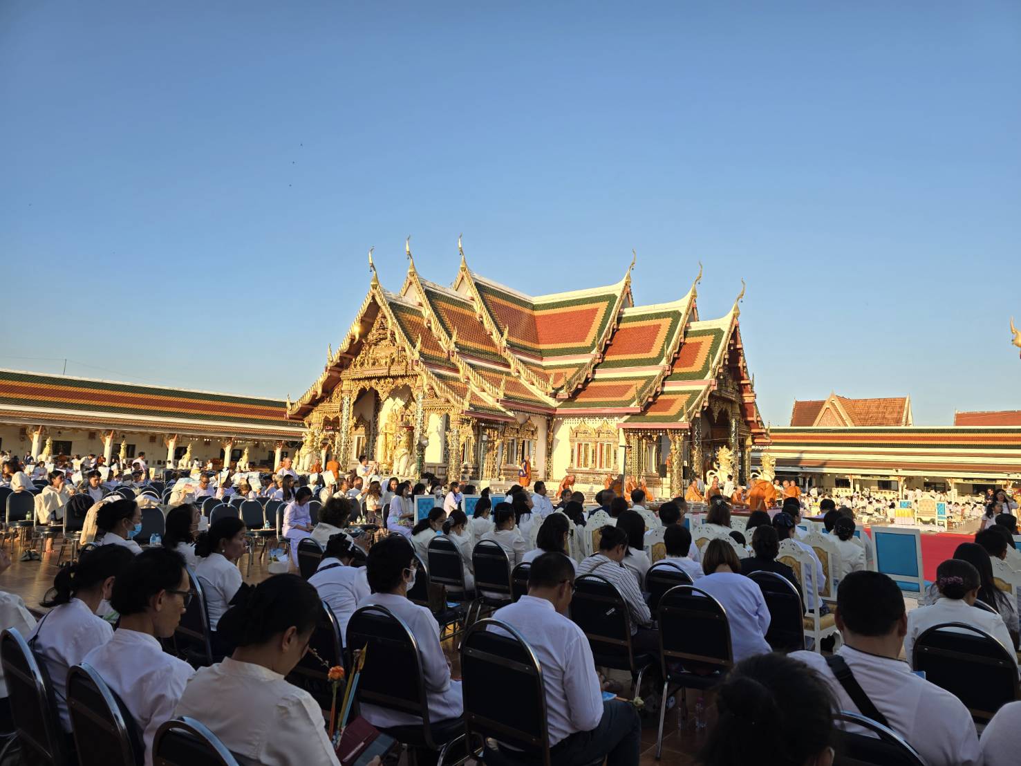 📢ผู้ว่าราชการจังหวัดสกลนคร นำพุทธศาสนิกชน ร่วมฟังธรรมเทศนา ทำวัตรสวดมนต์เย็น และเวียนเทียนเนื่องในวันมาฆบูชา ณ วัดพระธาตุเชิงชุมวรวิหาร จังหวัดสกลนคร