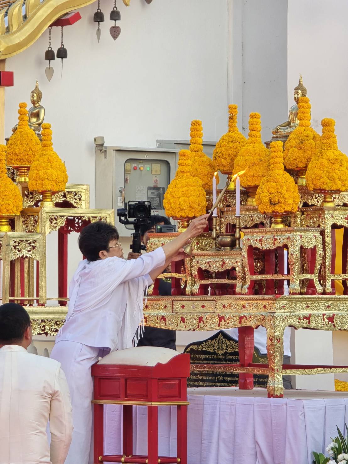 📢ผู้ว่าราชการจังหวัดสกลนคร นำพุทธศาสนิกชน ร่วมฟังธรรมเทศนา ทำวัตรสวดมนต์เย็น และเวียนเทียนเนื่องในวันมาฆบูชา ณ วัดพระธาตุเชิงชุมวรวิหาร จังหวัดสกลนคร
