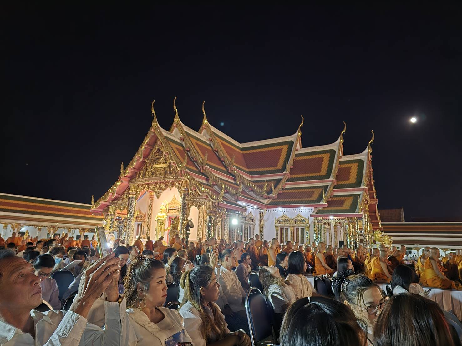 📢ผู้ว่าราชการจังหวัดสกลนคร นำพุทธศาสนิกชน ร่วมฟังธรรมเทศนา ทำวัตรสวดมนต์เย็น และเวียนเทียนเนื่องในวันมาฆบูชา ณ วัดพระธาตุเชิงชุมวรวิหาร จังหวัดสกลนคร