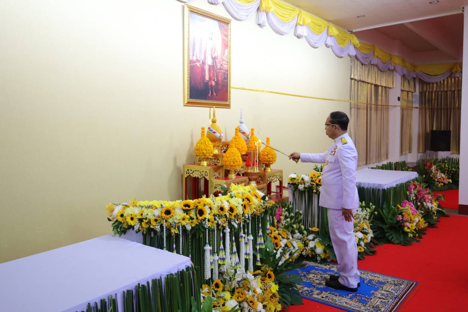 📢ผู้ว่าราชการจังหวัดสกลนคร นำพสกนิกรทุกหมู่เหล่า ร่วมพิธีสวดพระพุทธมนต์ ทำบุญตักบาตรถวายพระราชกุศล เนื่องในวันที่ระลึกพระบาทสมเด็จพระพุทธเลิศหล้านภาลัย ประจำปี 2568