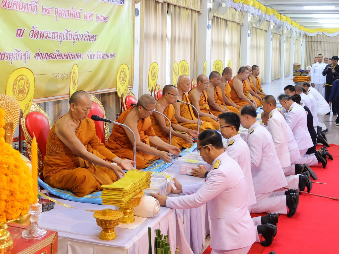 📢ผู้ว่าราชการจังหวัดสกลนคร นำพสกนิกรทุกหมู่เหล่า ร่วมพิธีสวดพระพุทธมนต์ ทำบุญตักบาตรถวายพระราชกุศล เนื่องในวันที่ระลึกพระบาทสมเด็จพระพุทธเลิศหล้านภาลัย ประจำปี 2568