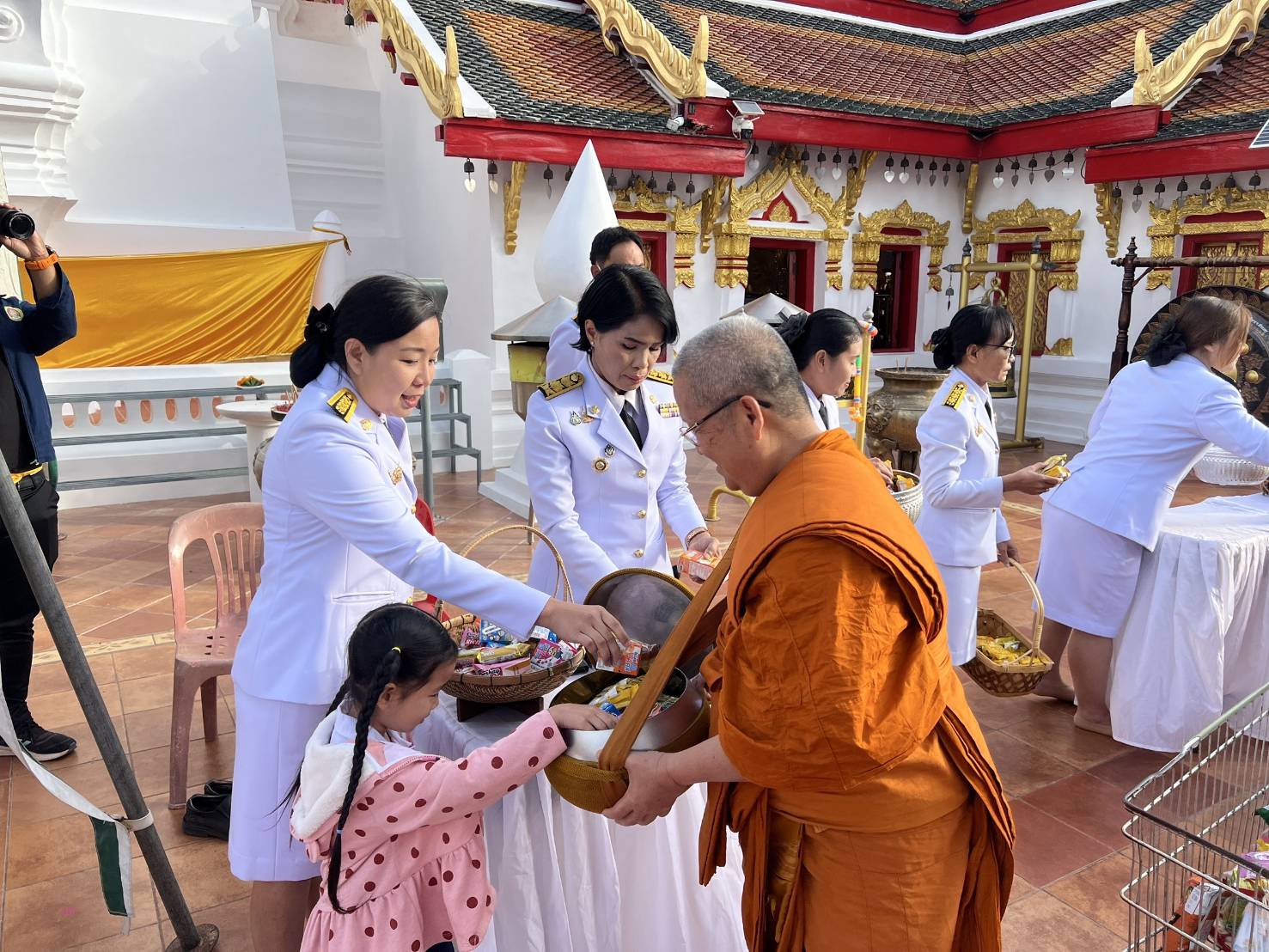 📢ผู้ว่าราชการจังหวัดสกลนคร นำพสกนิกรทุกหมู่เหล่า ร่วมพิธีสวดพระพุทธมนต์ ทำบุญตักบาตรถวายพระราชกุศล เนื่องในวันที่ระลึกพระบาทสมเด็จพระพุทธเลิศหล้านภาลัย ประจำปี 2568