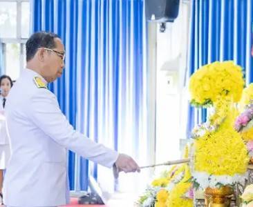 📢จังหวัดสกลนคร จัดพิธีถวายเครื่องราชสักการะ วางพุ่มดอกไม้สด และกล่าวถวายราชสดุดี เนื่องในวันที่ระลึกพระบาทสมเด็จพระพุทธเลิศหล้านภาลัย ประจำปี 2568 ครบ 258 ปี แห่งการเสด็จพระราชสมภพ