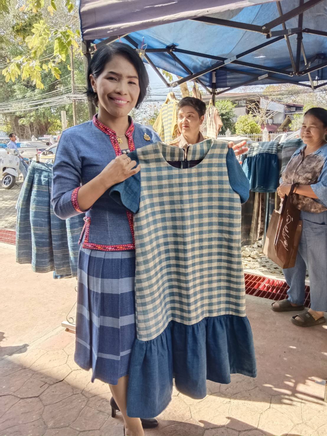 🏘พช.สกลนคร : จัดตลาดนัดสินค้า OTOP อาหารปลอดภัย สินค้าดี สินค้าเด่นจังหวัดสกลนคร ส่งเสริมช่องทางการตลาดให้ผู้ประกอบการ OTOP