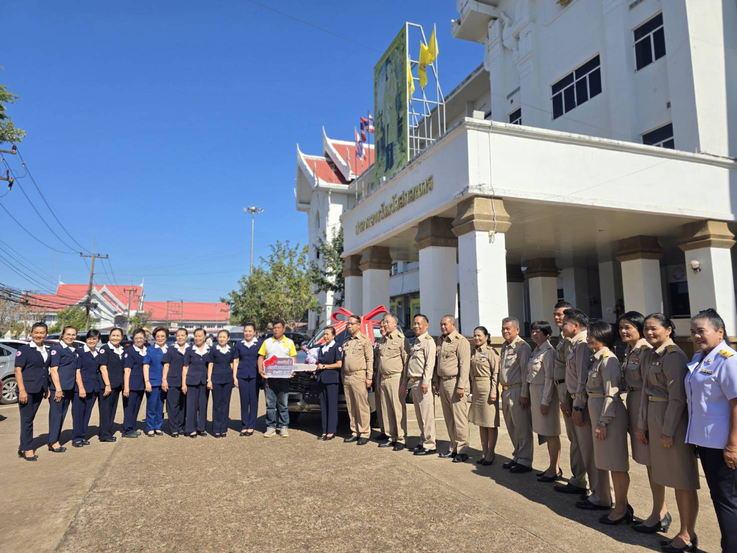 🏘จังหวัดสกลนคร มอบรางวัลสลากกาชาดสกลนคร ประจำปี พ.ศ. 2568 แก่ผู้โชคดี รางวัลที่ 1 รถยนต์กระบะ จำนวน 1 คัน รางวัลที่ 2 รถจักรยานยนต์ จำนวน 3 คัน และรางวัลที่ 3 สร้อยคอทองคำ จำนวน 5 เส้น