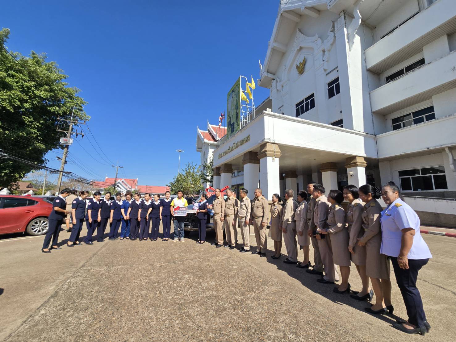 🏘จังหวัดสกลนคร มอบรางวัลสลากกาชาดสกลนคร ประจำปี พ.ศ. 2568 แก่ผู้โชคดี รางวัลที่ 1 รถยนต์กระบะ จำนวน 1 คัน รางวัลที่ 2 รถจักรยานยนต์ จำนวน 3 คัน และรางวัลที่ 3 สร้อยคอทองคำ จำนวน 5 เส้น