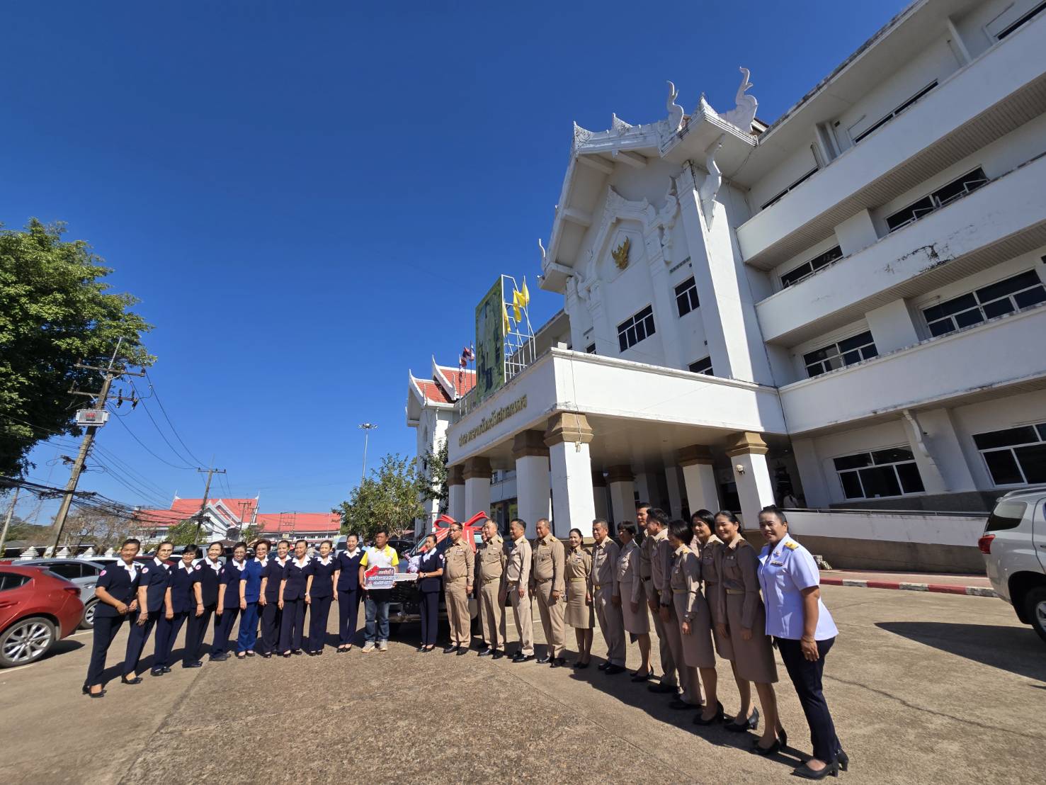 🏘จังหวัดสกลนคร มอบรางวัลสลากกาชาดสกลนคร ประจำปี พ.ศ. 2568 แก่ผู้โชคดี รางวัลที่ 1 รถยนต์กระบะ จำนวน 1 คัน รางวัลที่ 2 รถจักรยานยนต์ จำนวน 3 คัน และรางวัลที่ 3 สร้อยคอทองคำ จำนวน 5 เส้น
