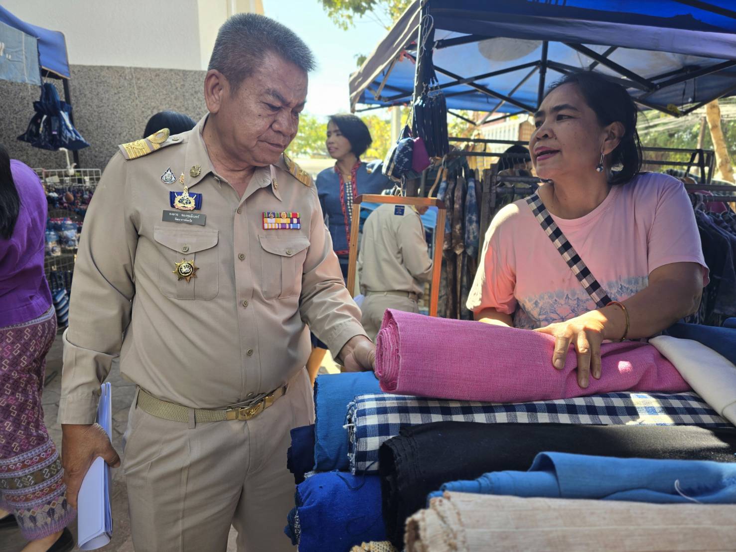 🏘พช.สกลนคร : จัดตลาดนัดสินค้า OTOP อาหารปลอดภัย สินค้าดี สินค้าเด่นจังหวัดสกลนคร ส่งเสริมช่องทางการตลาดให้ผู้ประกอบการ OTOP