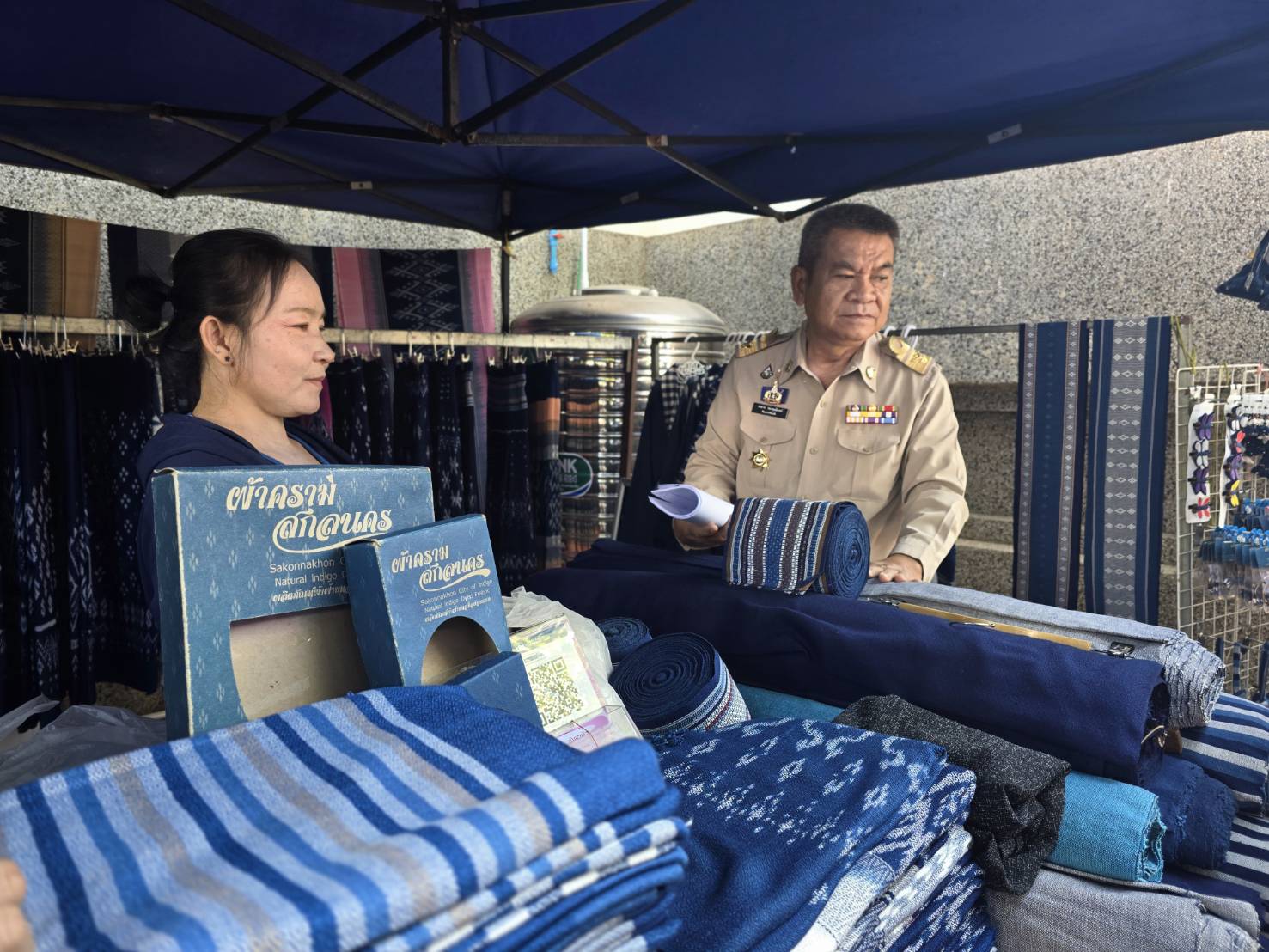 🏘พช.สกลนคร : จัดตลาดนัดสินค้า OTOP อาหารปลอดภัย สินค้าดี สินค้าเด่นจังหวัดสกลนคร ส่งเสริมช่องทางการตลาดให้ผู้ประกอบการ OTOP