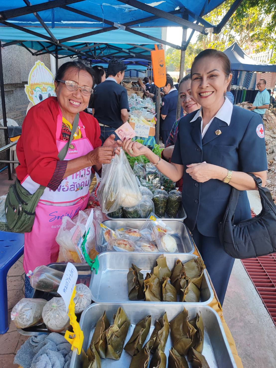 🏘พช.สกลนคร : จัดตลาดนัดสินค้า OTOP อาหารปลอดภัย สินค้าดี สินค้าเด่นจังหวัดสกลนคร ส่งเสริมช่องทางการตลาดให้ผู้ประกอบการ OTOP