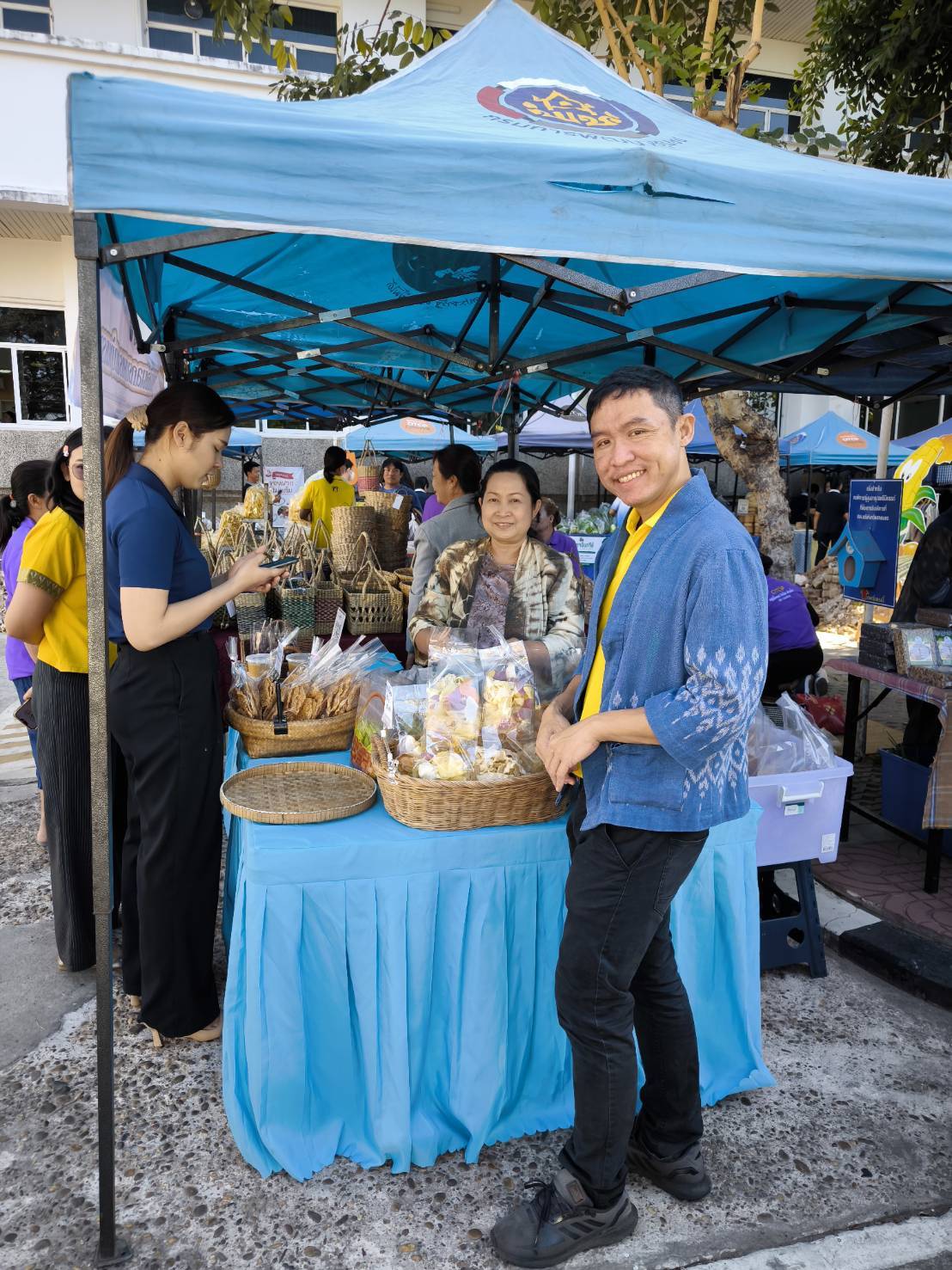 🏘พช.สกลนคร : จัดตลาดนัดสินค้า OTOP อาหารปลอดภัย สินค้าดี สินค้าเด่นจังหวัดสกลนคร ส่งเสริมช่องทางการตลาดให้ผู้ประกอบการ OTOP