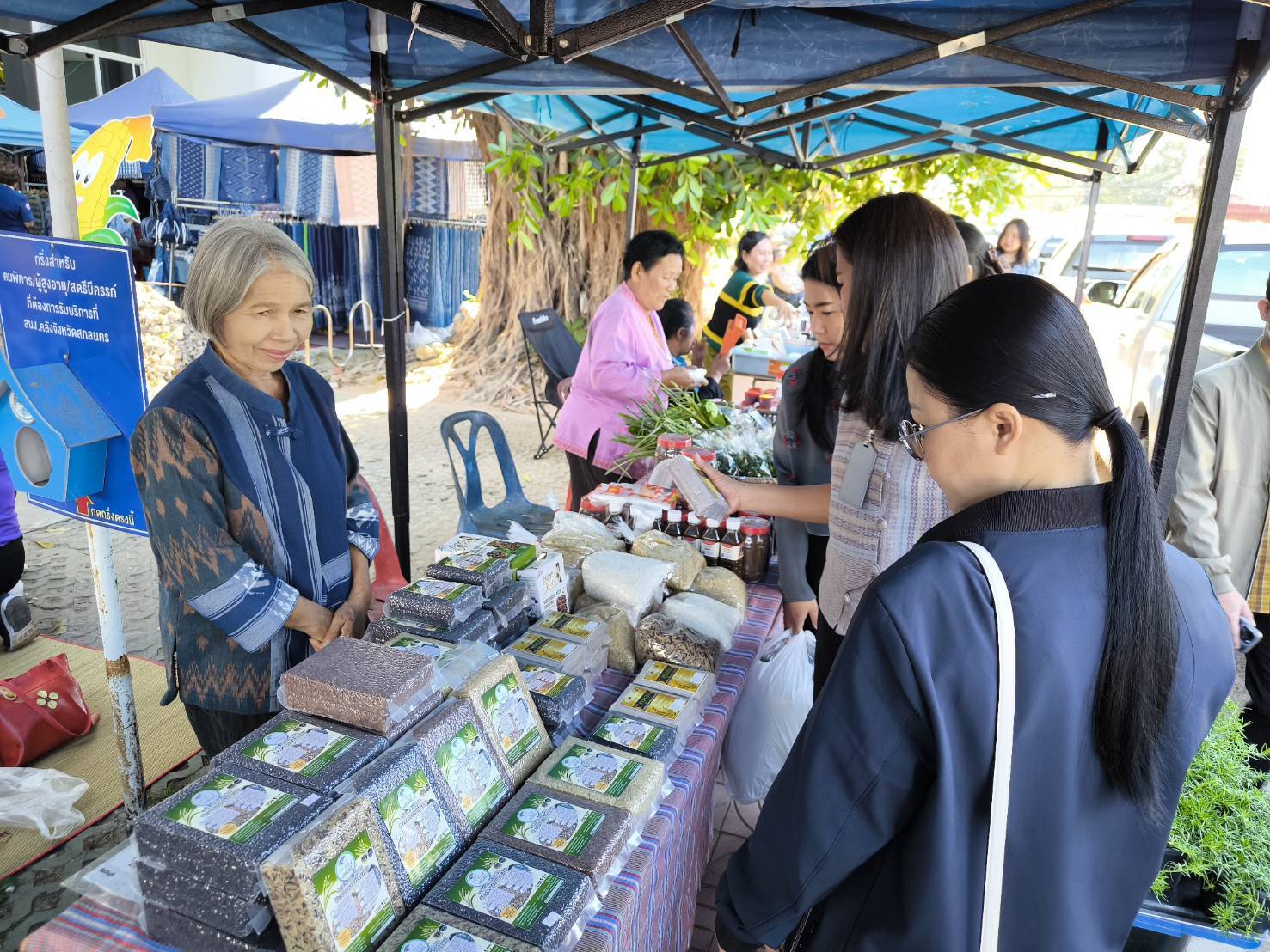 🏘พช.สกลนคร : จัดตลาดนัดสินค้า OTOP อาหารปลอดภัย สินค้าดี สินค้าเด่นจังหวัดสกลนคร ส่งเสริมช่องทางการตลาดให้ผู้ประกอบการ OTOP