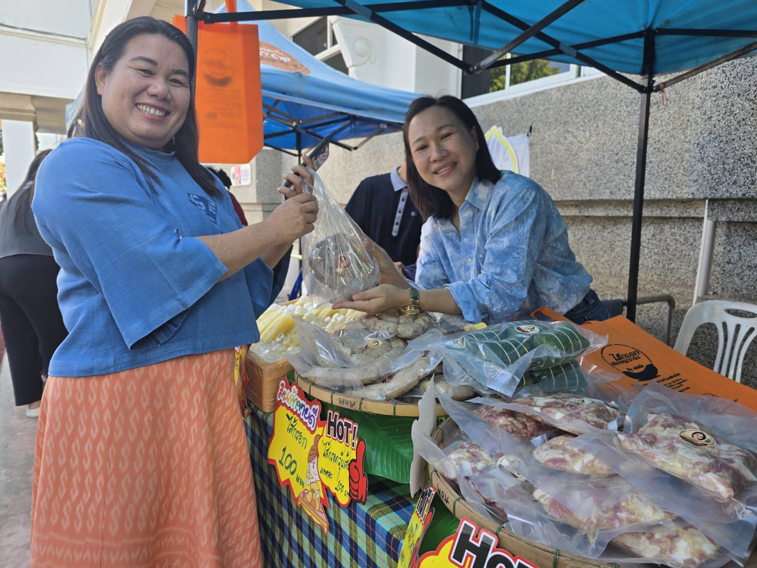 🏘พช.สกลนคร : จัดตลาดนัดสินค้า OTOP อาหารปลอดภัย สินค้าดี สินค้าเด่นจังหวัดสกลนคร ส่งเสริมช่องทางการตลาดให้ผู้ประกอบการ OTOP