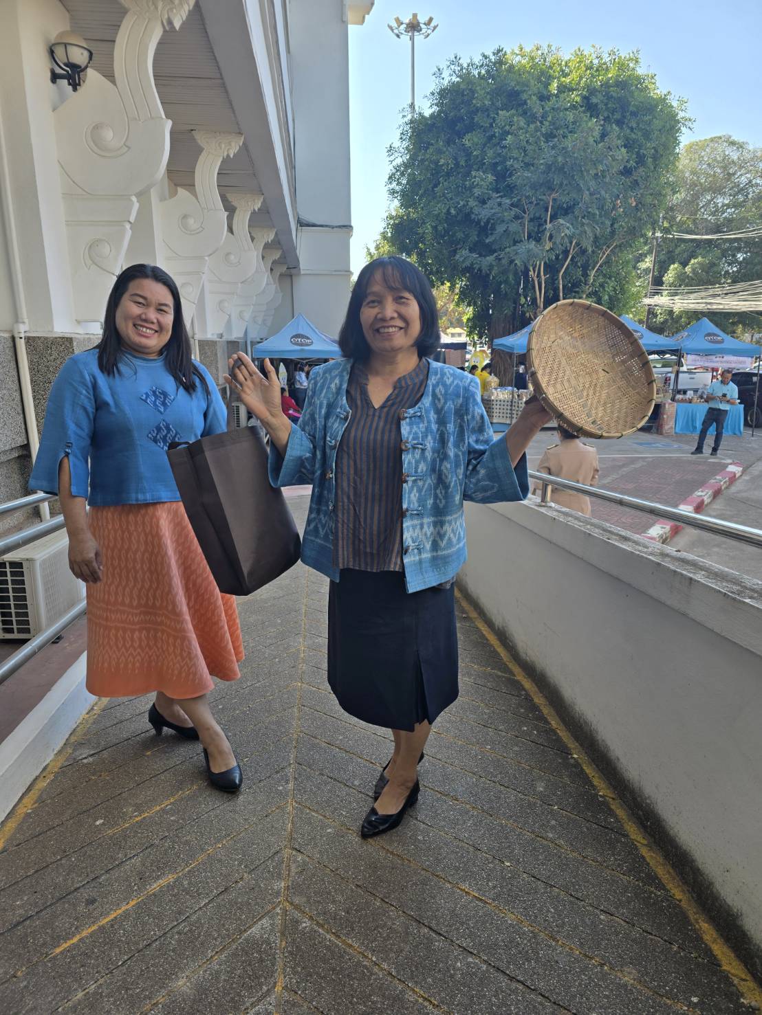 🏘พช.สกลนคร : จัดตลาดนัดสินค้า OTOP อาหารปลอดภัย สินค้าดี สินค้าเด่นจังหวัดสกลนคร ส่งเสริมช่องทางการตลาดให้ผู้ประกอบการ OTOP