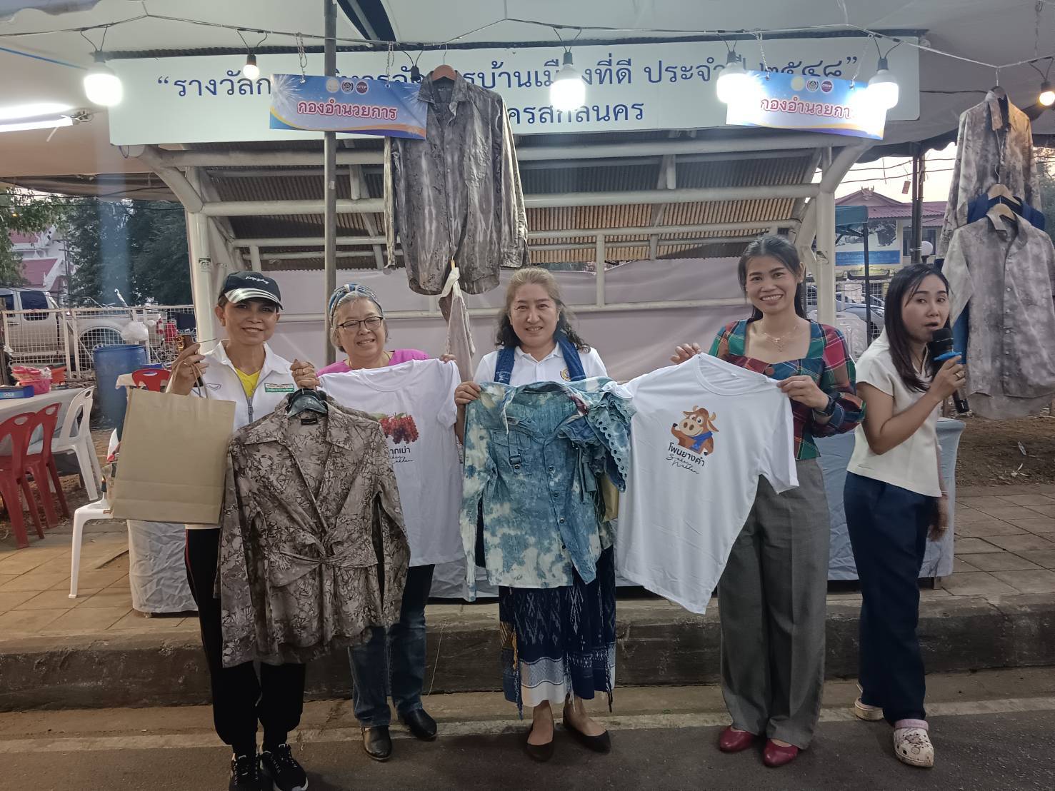 🏘นายศราวุธ สุวรรณจูฑะ รองผู้ว่าราชการจังหวัดสกลนคร เยี่ยมชมและให้กำลังใจผู้ผลิต ผู้ประกอบการ OTOP จังหวัดสกลนคร ในงานรวมน้ำใจไทสกล จังหวัดสกลนคร ประจำปี 2568
